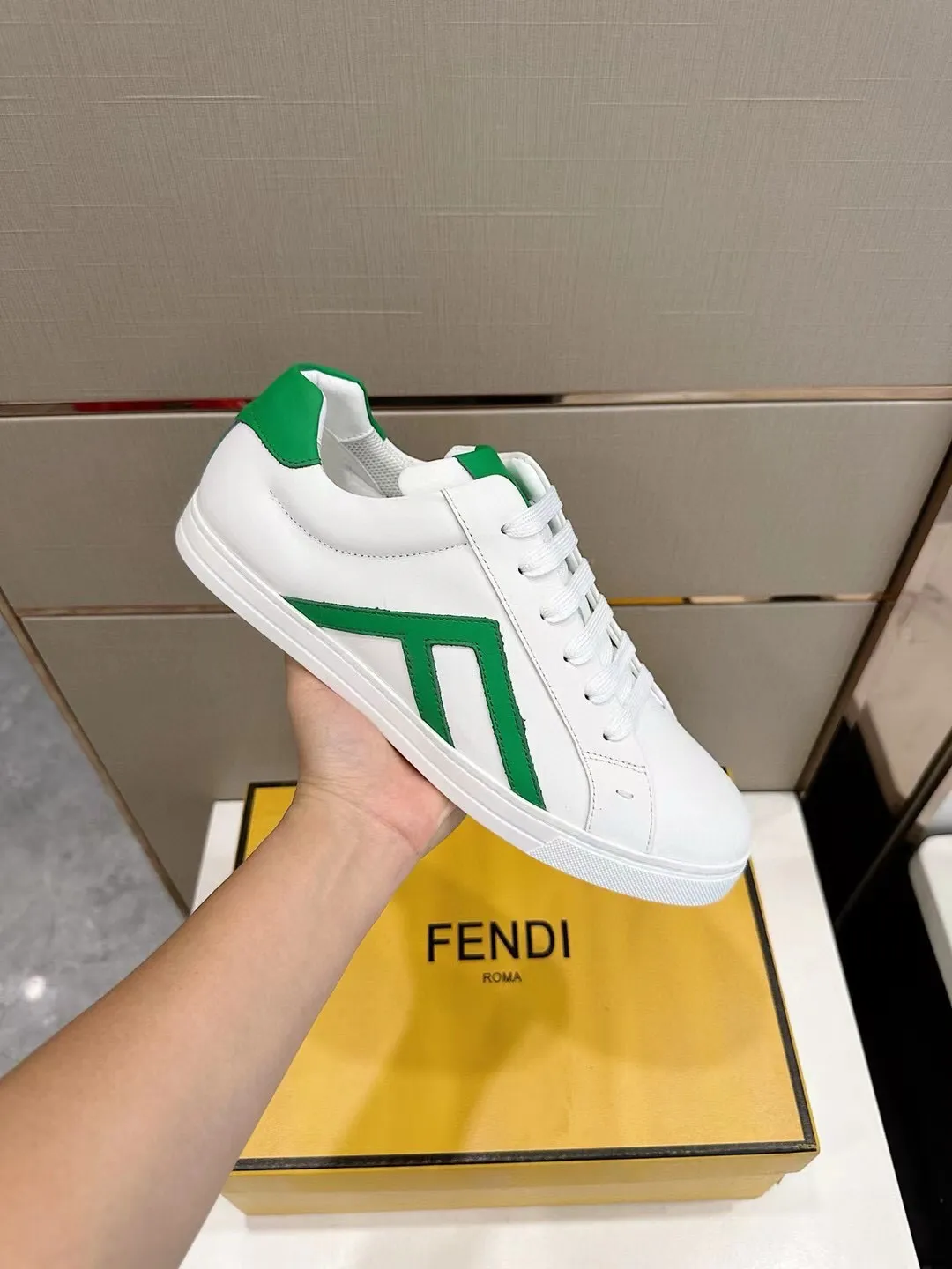 Factory price: 380💰 Fendi men's sports shoes - top version. In the corner, there is no limit to expression, highlighting the FF element cowhide to highlight personality, walking well! The shoe mouth is embossed with brand letters with a cowhide label. Cowhide upper + cowhide stitching mesh lining + T men's men's shoes 💰U outsole Size: 38-44, (customized at 45)
